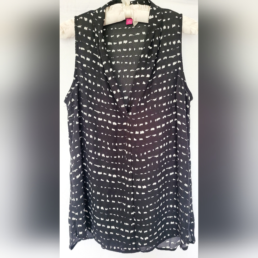 Vince Camuto Women's Blouse Sleeveless Chiffon V-Necline Black&White Small